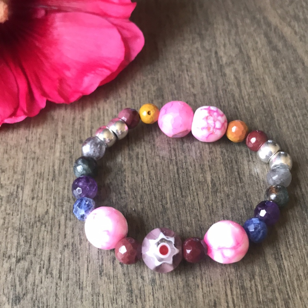 Handmade girls beaded stretch bracelet - Picture 4 of 6